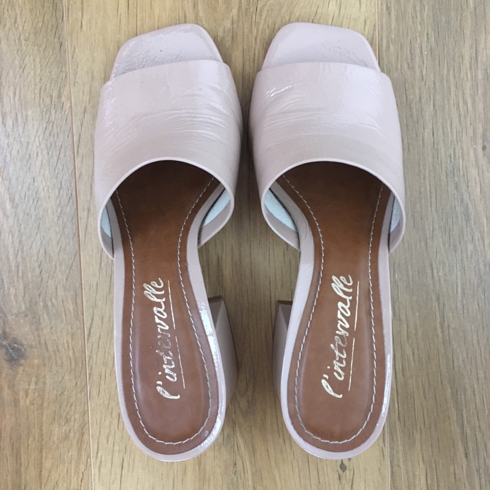 L’intervalle Nude Patent Leather Mules